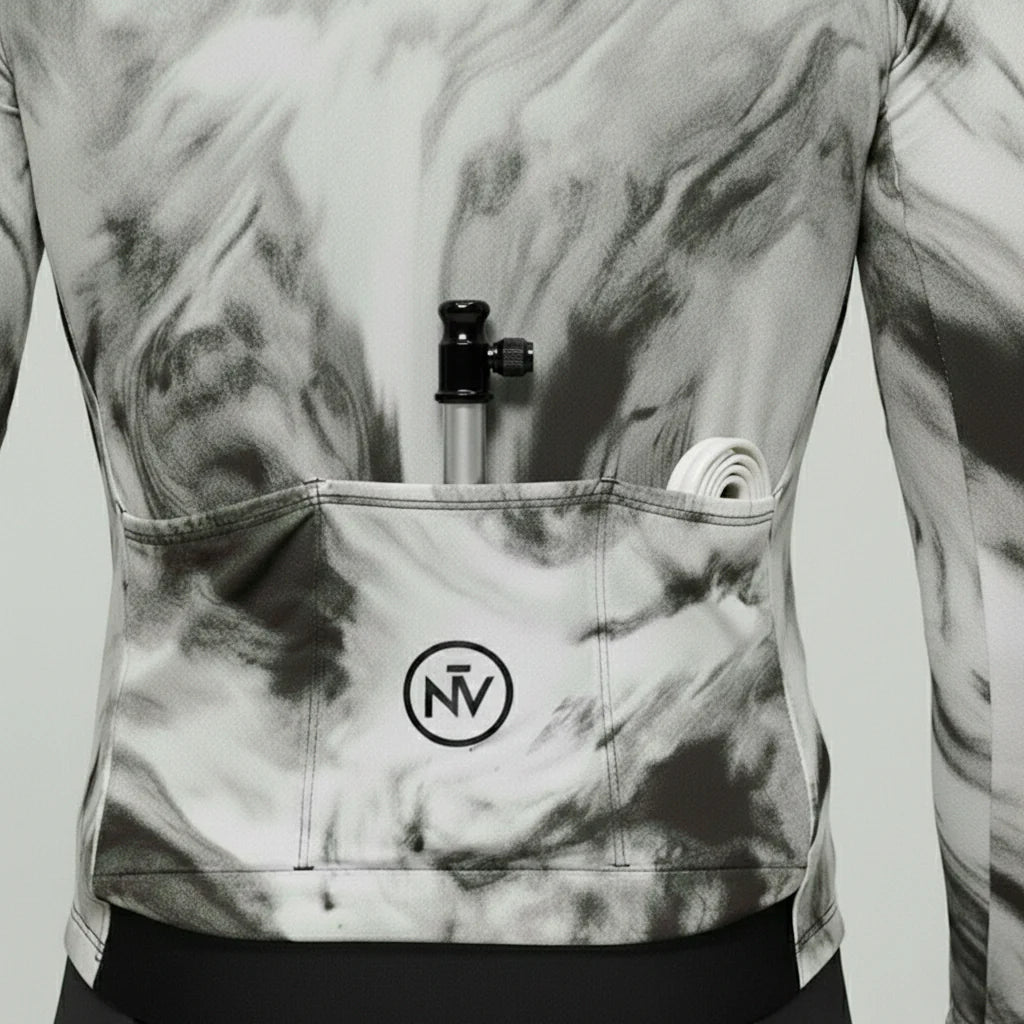 Maglia da ciclismo a maniche lunghe Obsidian – Aero Fit termica nera dal design elegante per l'inverno | Nomad Vélo