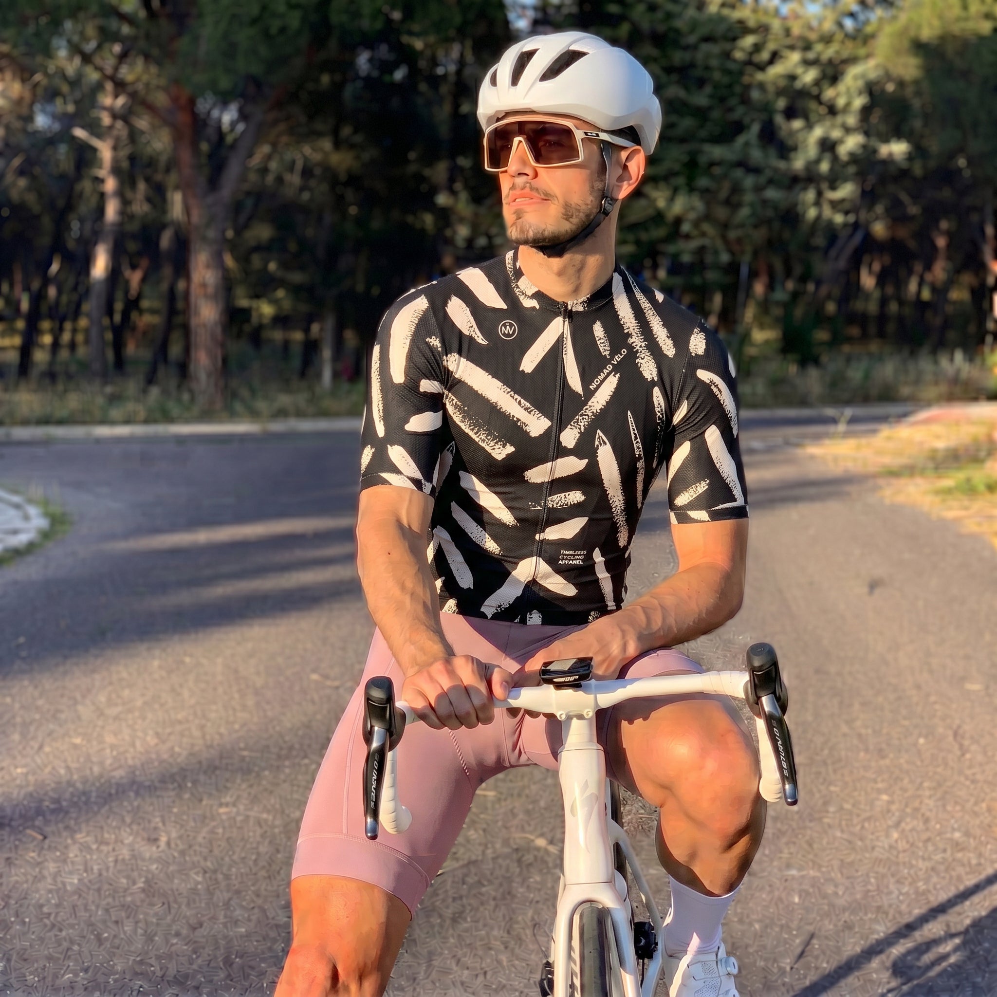 Maglia da ciclismo nera a maniche corte con stampa a pennellate, vestibilità da gara.