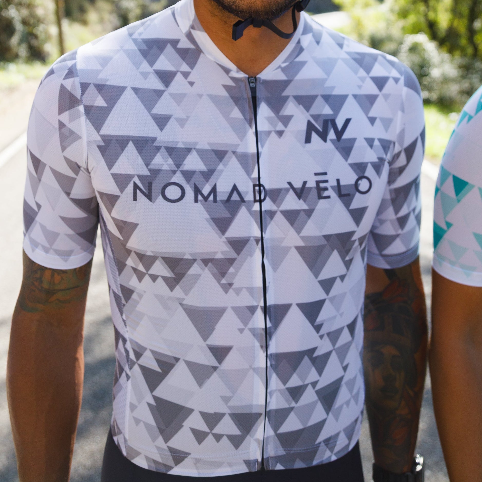 Maglia da ciclismo grigia aerodinamica – Maniche corte, vestibilità da gara, motivo geometrico, ideale per pedalate veloci | Nomad Vélo