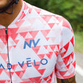 Maglia da ciclismo rossa geometrica – Vestibilità aderente, aerodinamica e veloce | Nomad Vélo