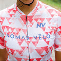 Maglia da ciclismo rossa geometrica – Vestibilità aderente, aerodinamica e veloce | Nomad Vélo