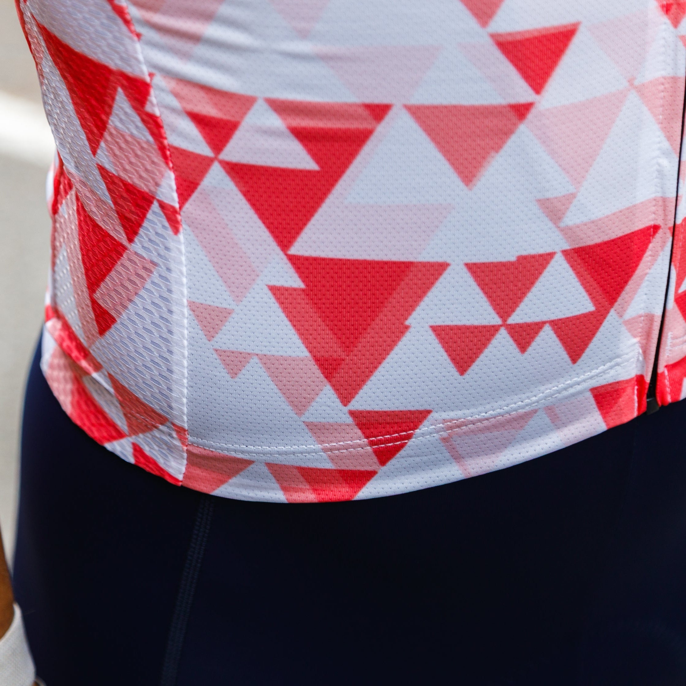 Maglia da ciclismo rossa geometrica – Vestibilità aderente, aerodinamica e veloce | Nomad Vélo