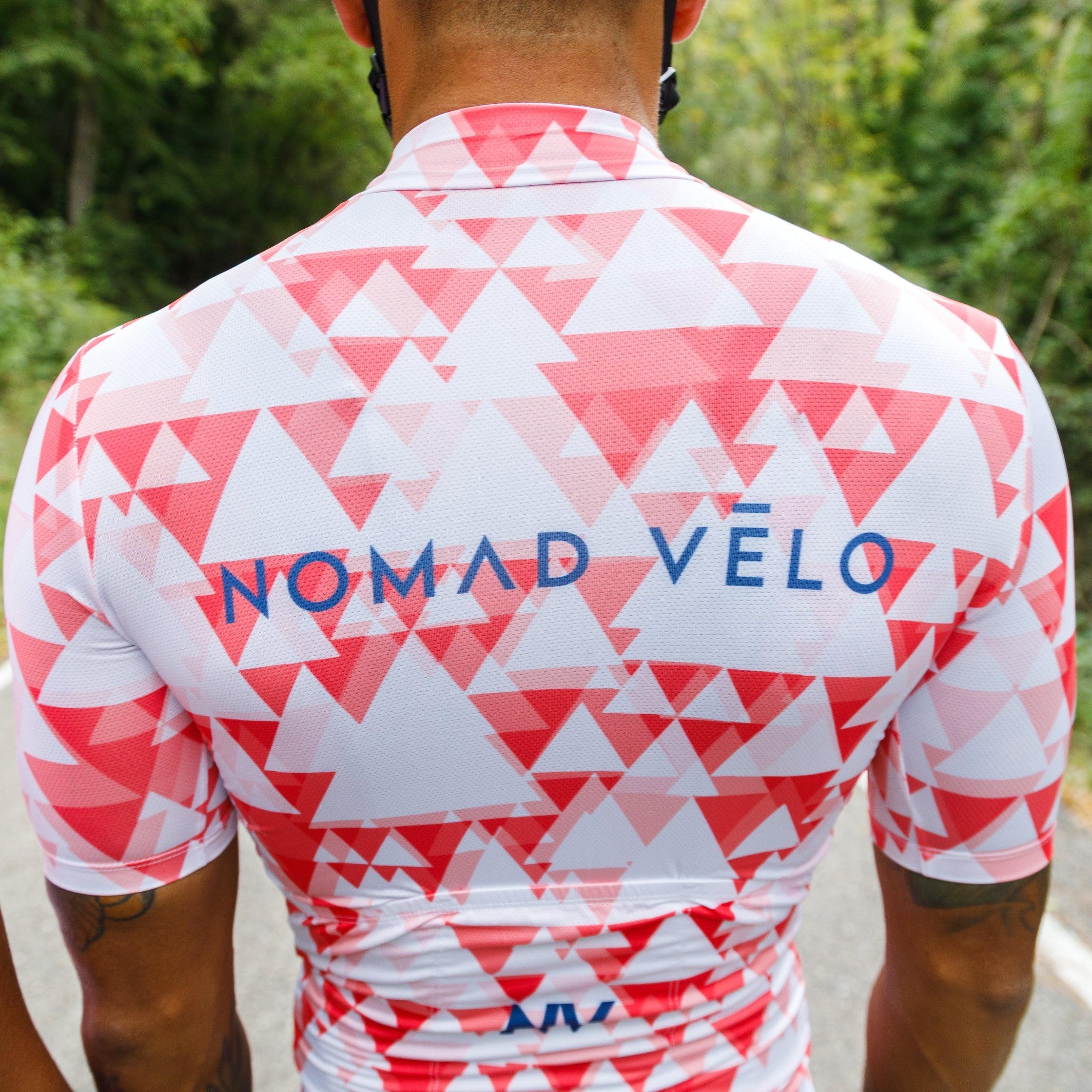 Maglia da ciclismo rossa geometrica – Vestibilità aderente, aerodinamica e veloce | Nomad Vélo