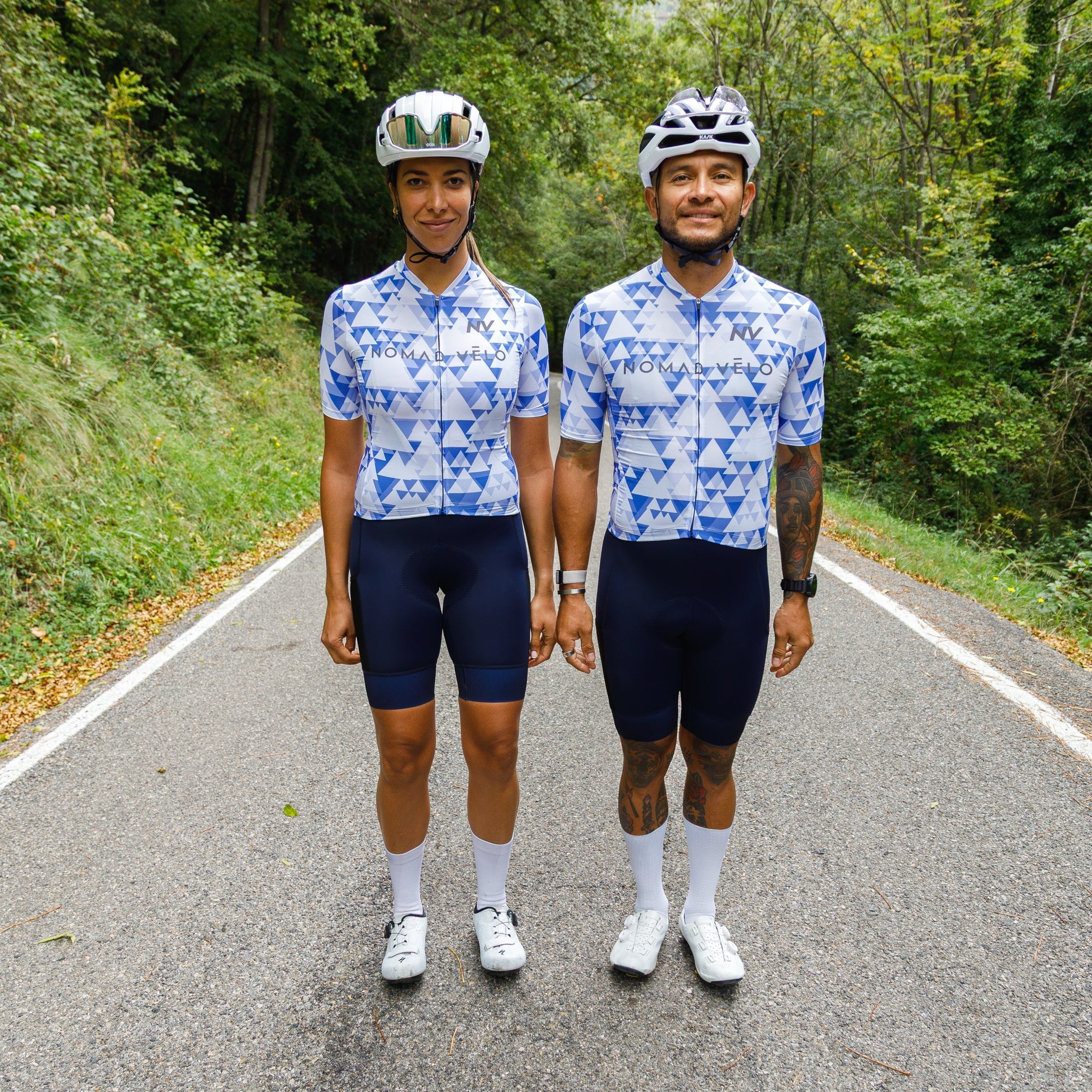 Maglia da ciclismo blu aerodinamica – Maniche corte, vestibilità da gara, motivo geometrico, ideale per pedalate veloci | Nomad Vélo