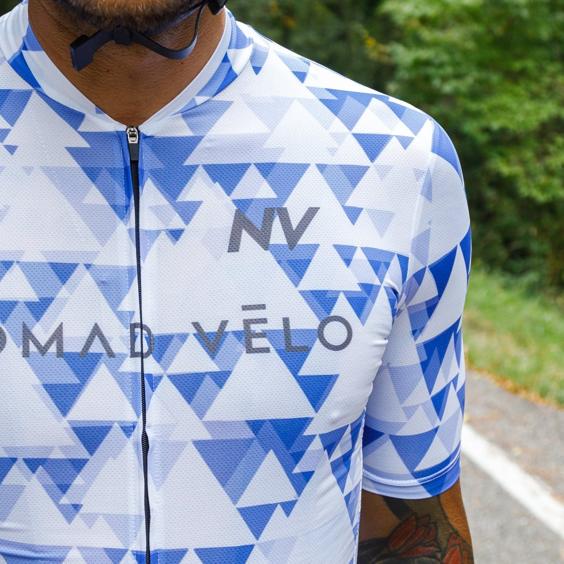 Maglia da ciclismo blu aerodinamica – Maniche corte, vestibilità da gara, motivo geometrico, ideale per pedalate veloci | Nomad Vélo