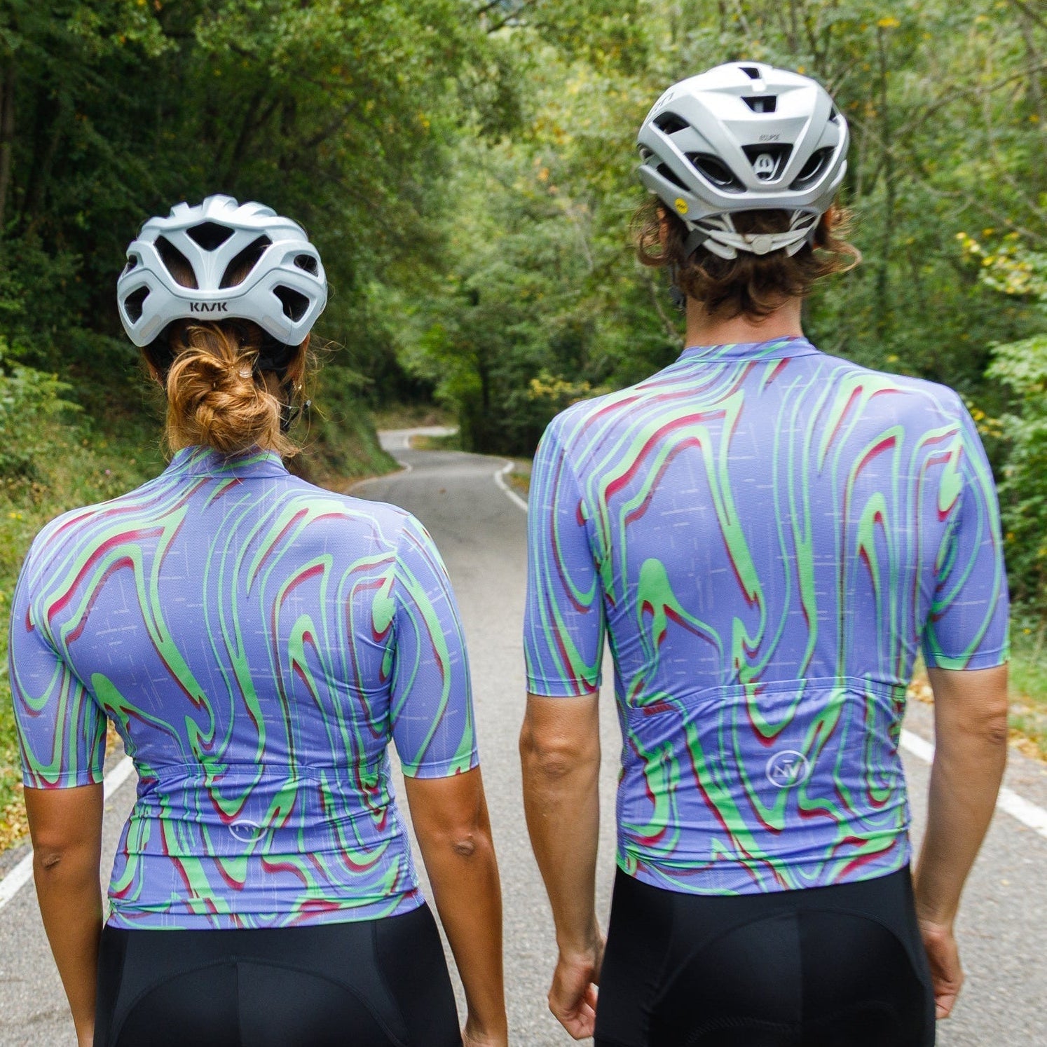 Maglia da ciclismo Pro viola a maniche corte, vestibilità slim, fantasia Neon Ember | Nomad Vélo
