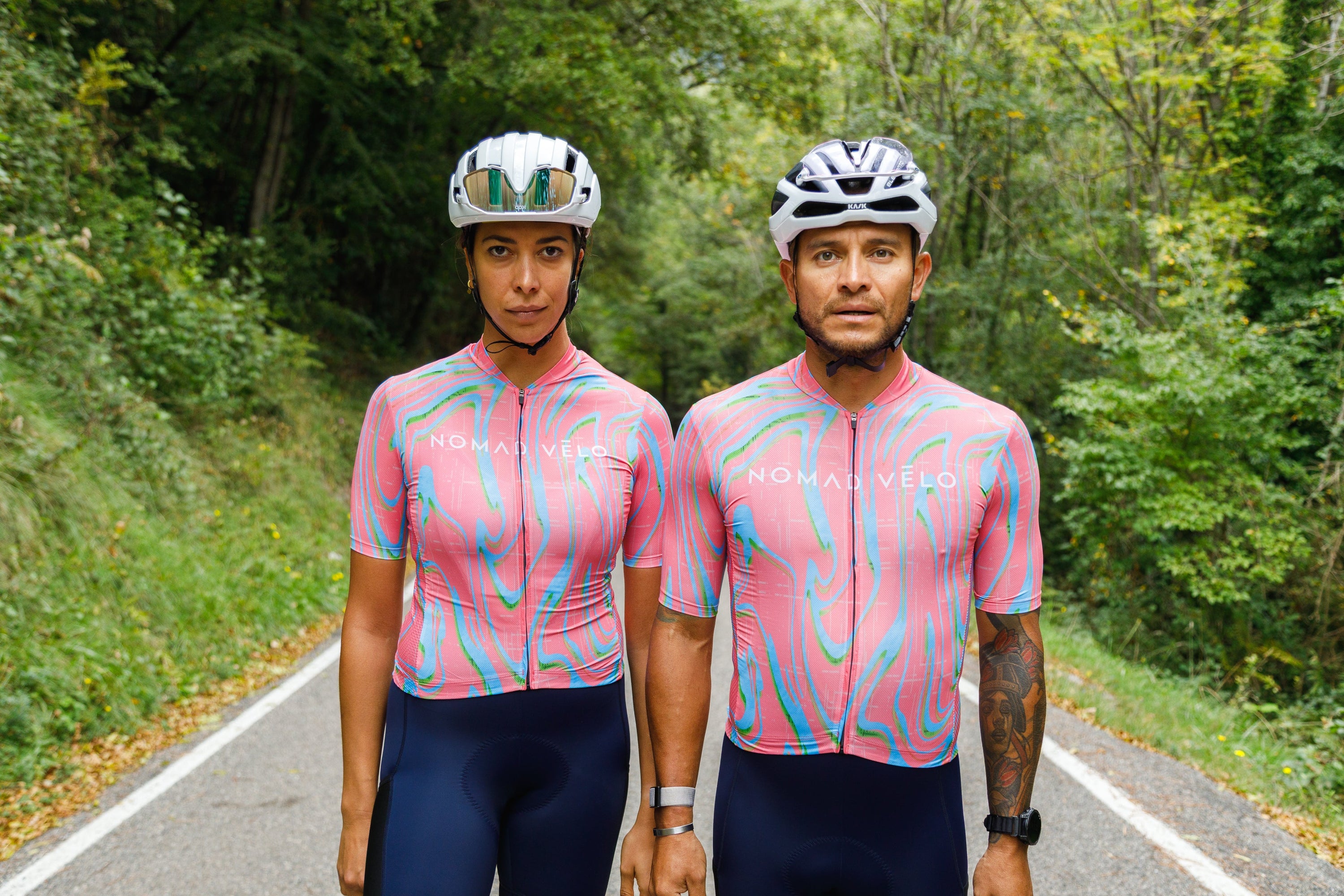 Maglia da ciclismo Pink Pro – Manica corta, vestibilità slim, fantasia Neon Ember | Nomad Vélo