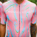 Maglia da ciclismo Pink Pro – Manica corta, vestibilità slim, fantasia Neon Ember | Nomad Vélo