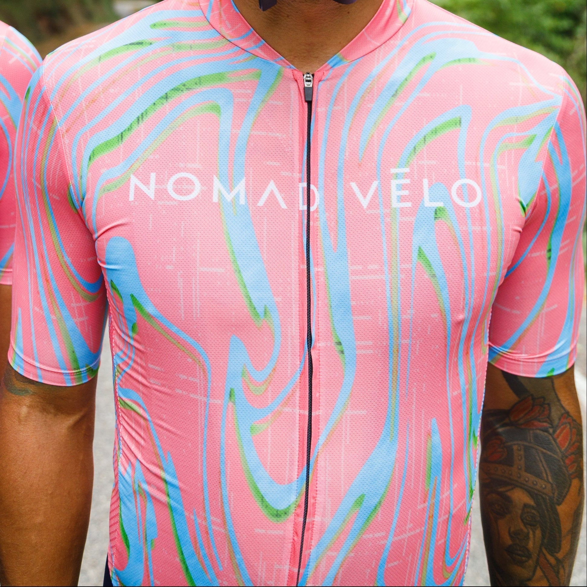 Maglia da ciclismo Pink Pro – Manica corta, vestibilità slim, fantasia Neon Ember | Nomad Vélo