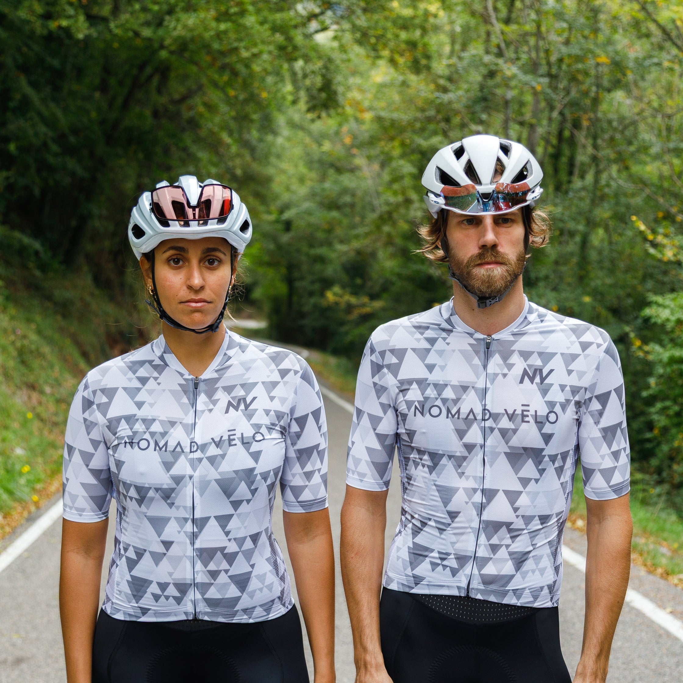Maglia da ciclismo grigia aerodinamica – Maniche corte, vestibilità da gara, motivo geometrico, ideale per pedalate veloci | Nomad Vélo