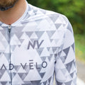 Maglia da ciclismo grigia aerodinamica – Maniche corte, vestibilità da gara, motivo geometrico, ideale per pedalate veloci | Nomad Vélo