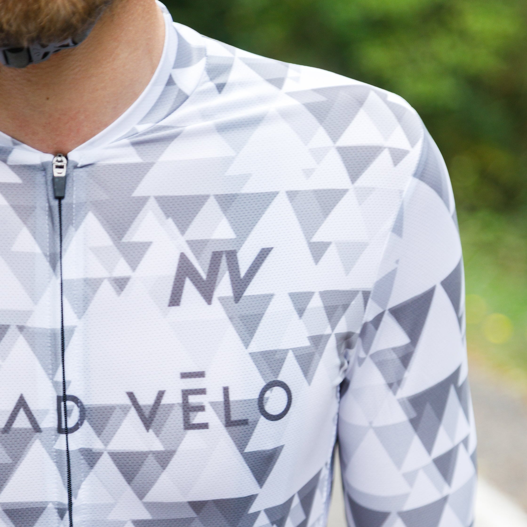 Maglia da ciclismo grigia aerodinamica – Maniche corte, vestibilità da gara, motivo geometrico, ideale per pedalate veloci | Nomad Vélo