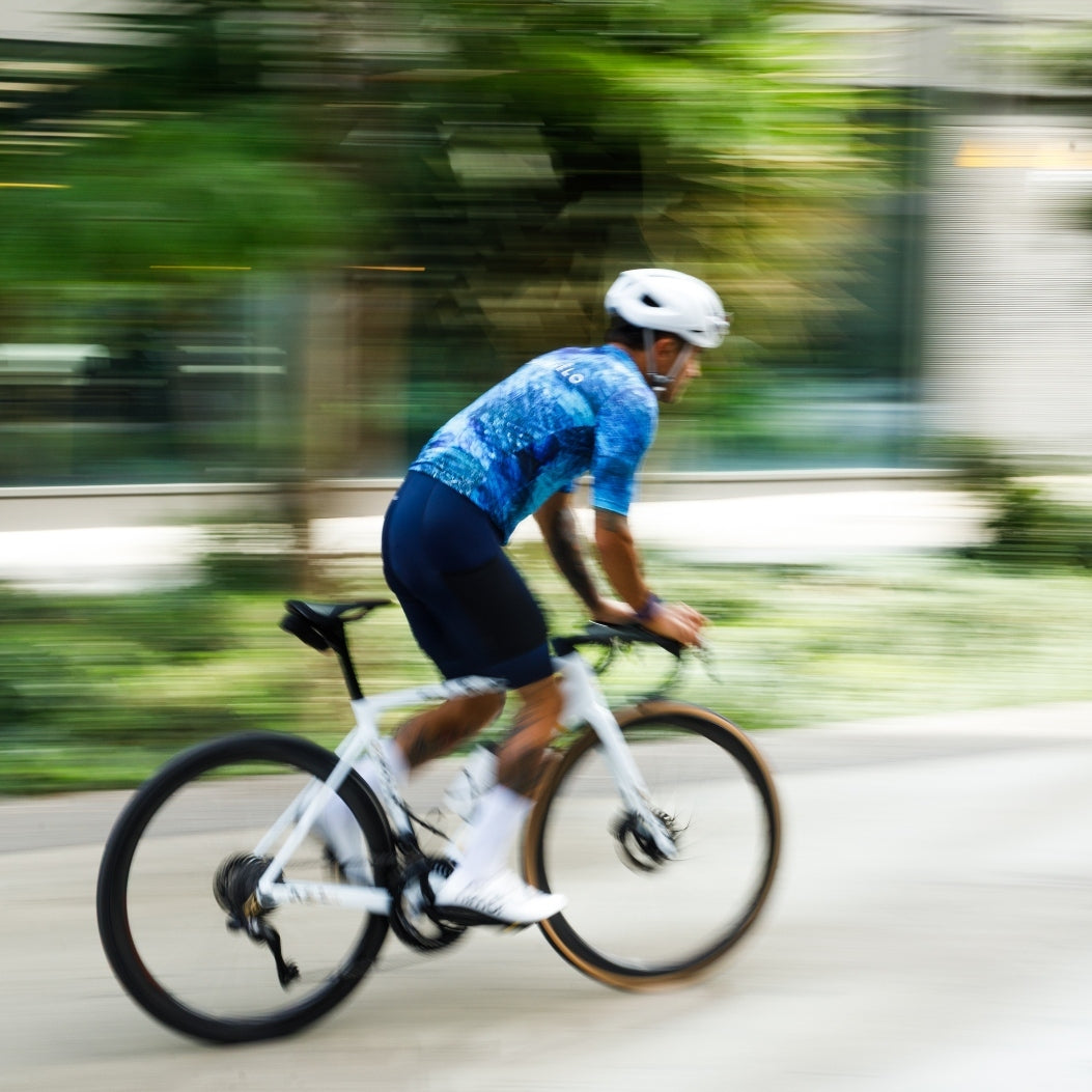 Pantaloncini da ciclismo blu navy con bretelle – Fondello imbottito ad alte prestazioni, pronto per la gara | Nomad Vélo