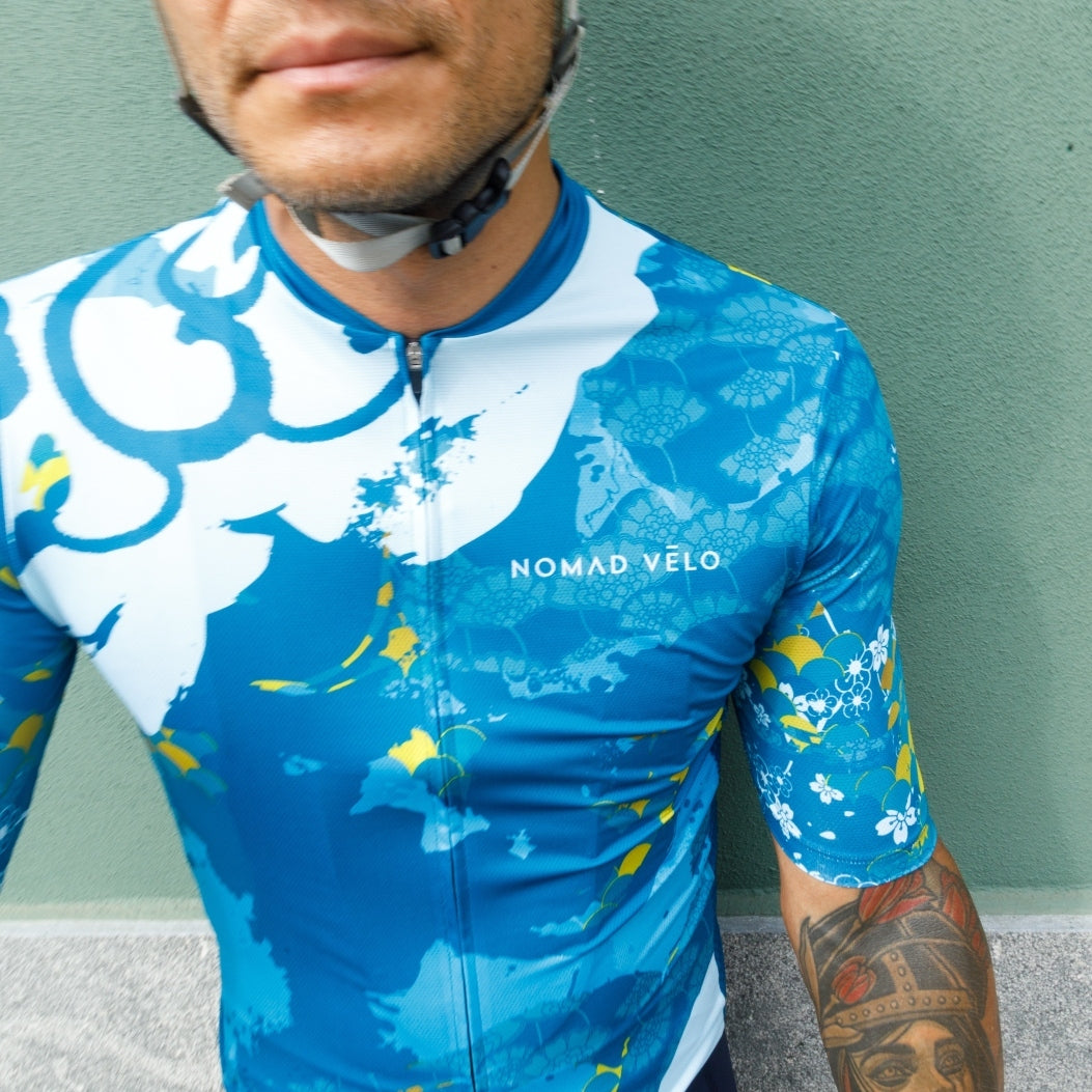Maglia da ciclismo mediterranea – Manica corta, vestibilità aerodinamica, design costiero estivo | Nomad Vélo