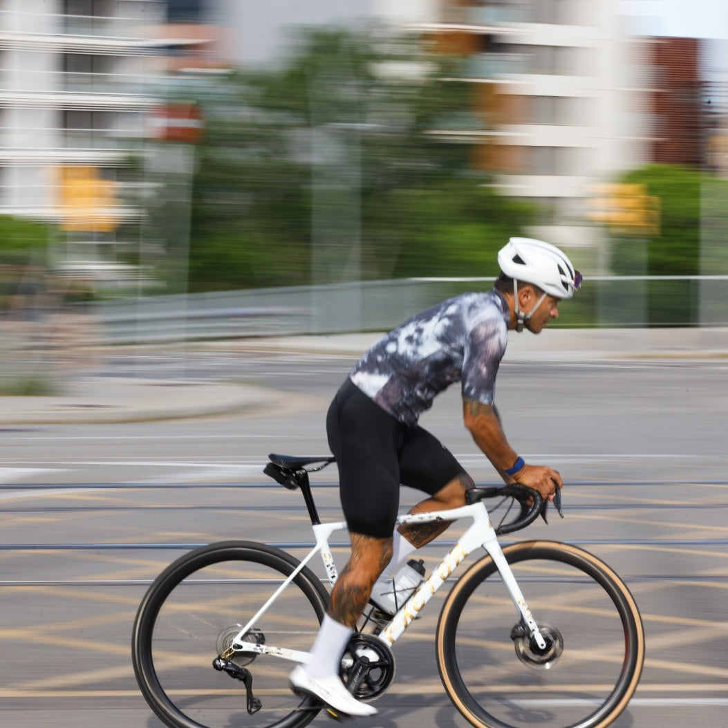 Pantaloncini da ciclismo neri con bretelle – Fondello imbottito per comfort e prestazioni ottimali tutto il giorno | Nomad Vélo