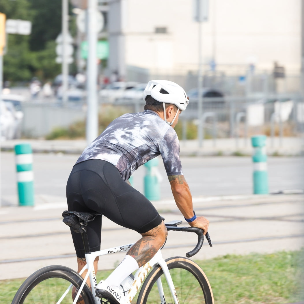 Pantaloncini da ciclismo neri con bretelle – Fondello imbottito per comfort e prestazioni ottimali tutto il giorno | Nomad Vélo