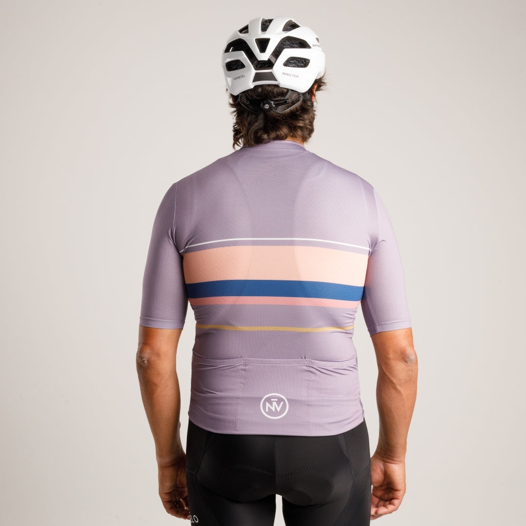 Maglia da ciclismo classica viola a maniche corte, vestibilità aerodinamica, design senza tempo | Nomad Vélo