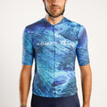 Maglia da ciclismo Blue Pacific – Manica corta, vestibilità aerodinamica per lunghe salite | Nomad Vélo