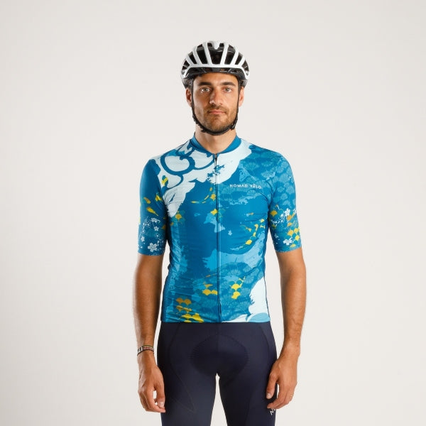 Maglia da ciclismo mediterranea – Manica corta, vestibilità aerodinamica, design costiero estivo | Nomad Vélo