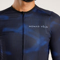 Maglia da ciclismo Kosmos – Manica corta, vestibilità aerodinamica, tema spazio cosmico, prestazioni elevate | Nomad Vélo