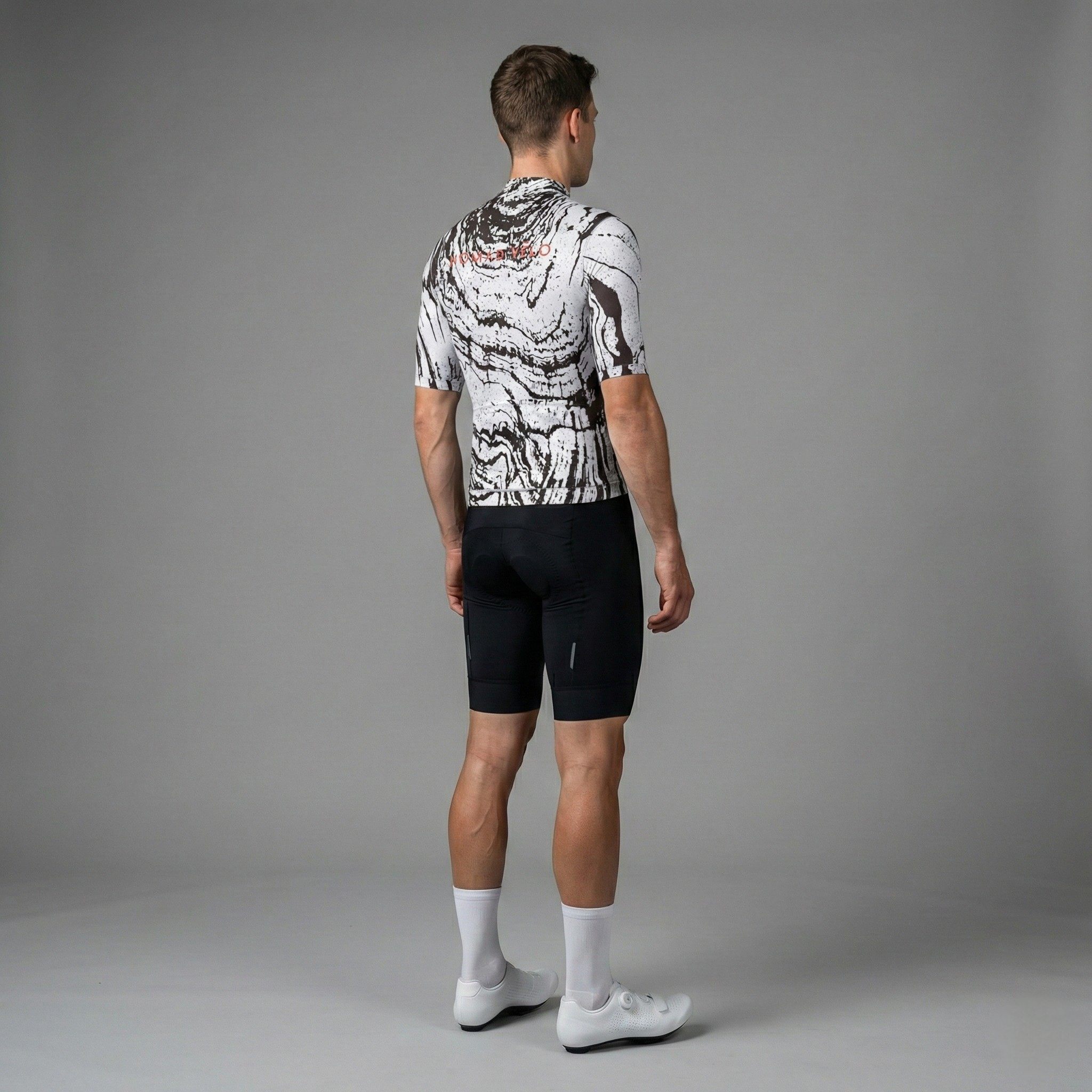 Maglia da ciclismo a maniche corte Strata – Vestibilità aerodinamica, nera, design elegante, estiva | Nomad Vélo
