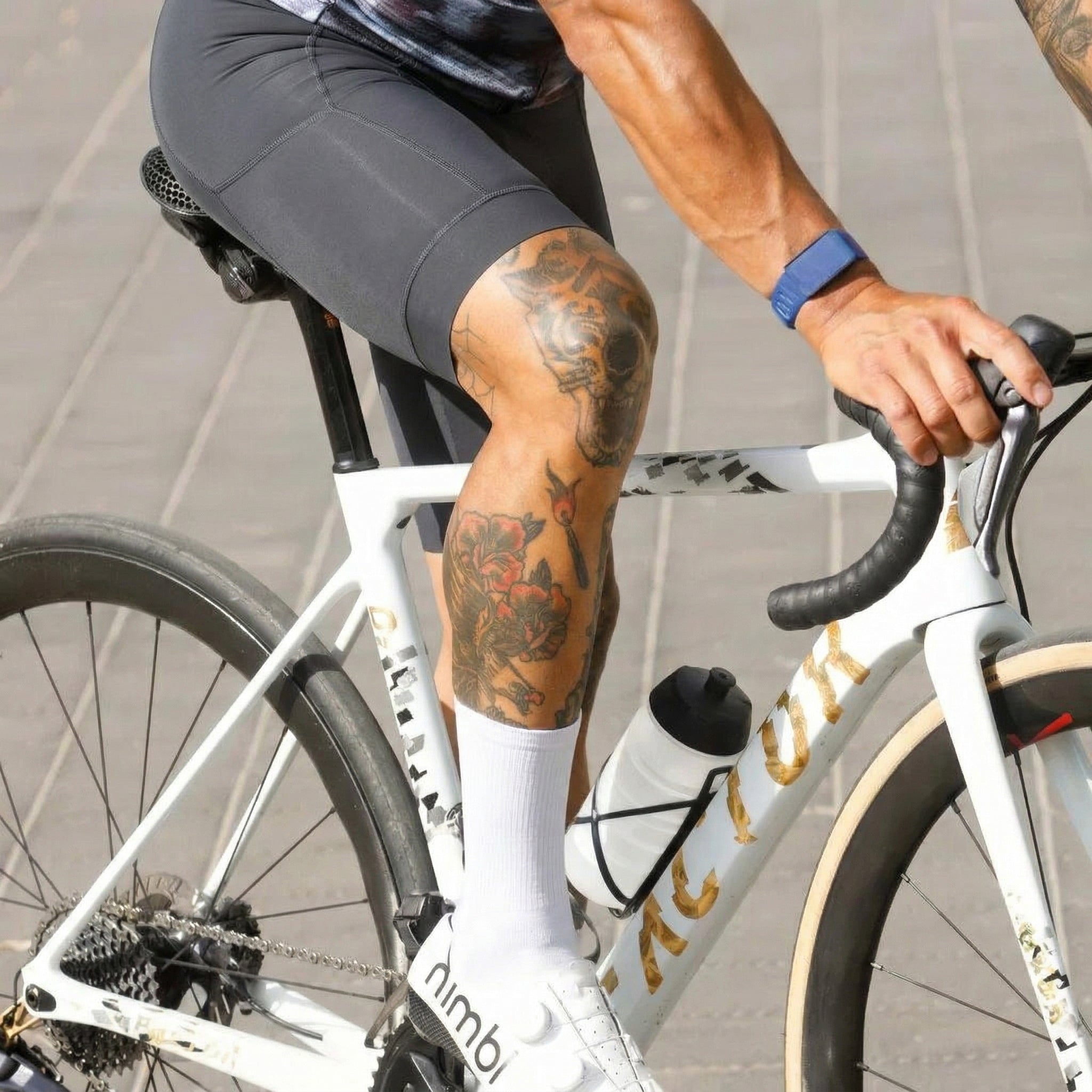 Pantaloncini con bretelle Nomad grigi